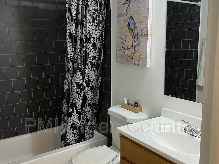 1313 E 48th St #4 — Photo 13
