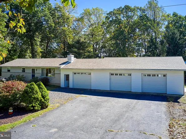 2666 Banko Ln, Hellertown, PA 18055