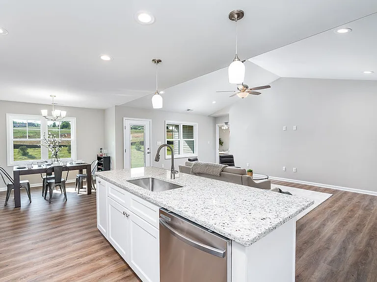 113 Lake View Cir — Photo 3