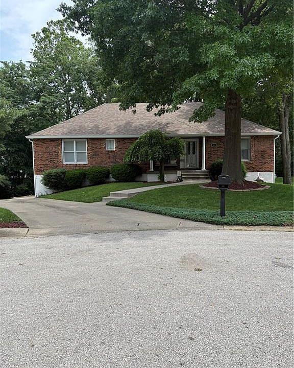 1st image of 811 NW Heatherwood Dr