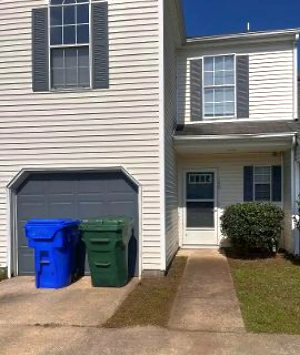 3 bed, 2.5 bath, 1250 sqft, $2,300 — Photo 2