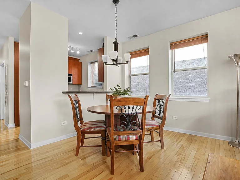 1112 W Washburne Ave #301 — Photo 6