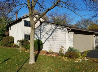 108 Burnside Ct, Vernon Hills, IL 60061