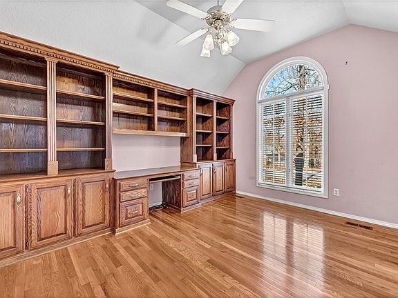 2nd image of 21 Dunvegan Dr