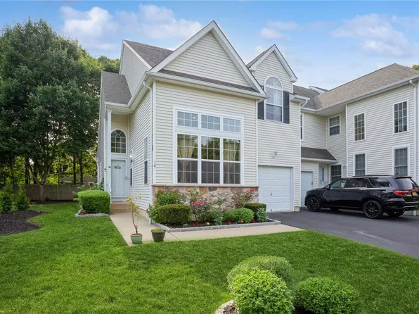 10 Grand Canyon Court #10, Bohemia, NY 11716