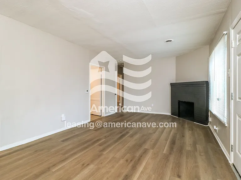 1049778_002_wm_-_living_room_13388127.jpg