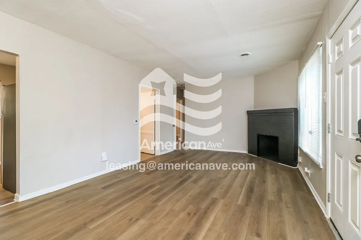 1049778_002_wm_-_living_room_13388127.jpg - 6575 Julian Ave