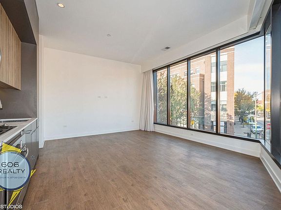 3rd image of 3462 N Lincoln Ave #22