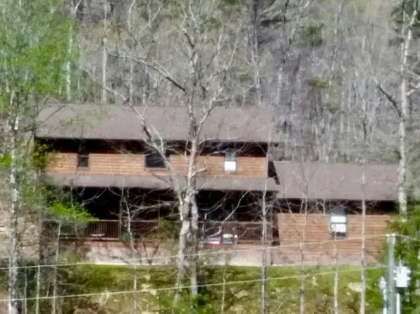 201 Pebble Dr, Van Lear, KY 41265