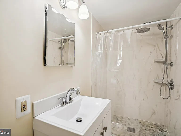 9708 Locust Hill Dr — Photo 39