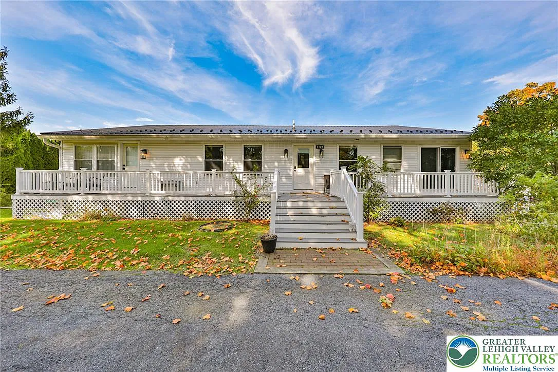 5 bed, 3.5 bath, 4063 sqft, $4,000 — Photo 2