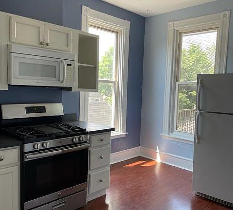 5th image of 902 N Damen Ave #2