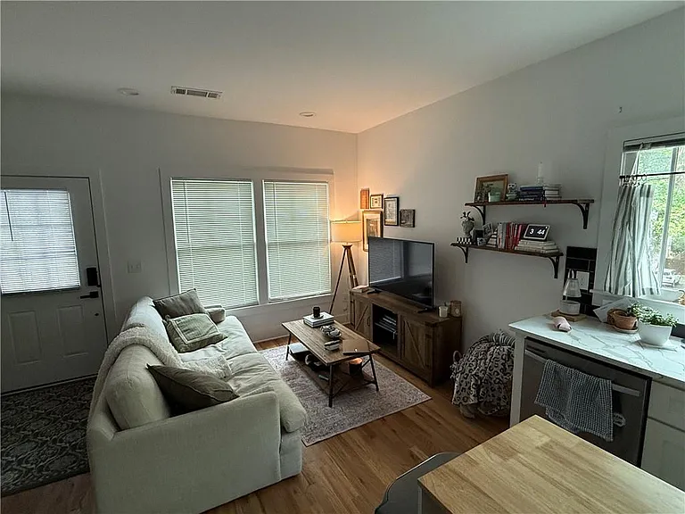 556 Seal Pl NE #B — Photo 5