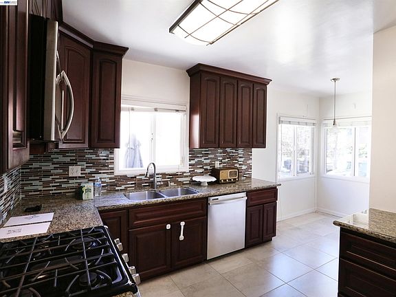 4th image of 670 Estudillo Ave