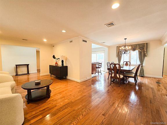 3rd image of 64 Middleneck Road