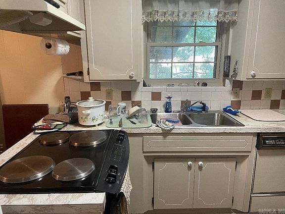 5th image of 102 Fruitwood St
