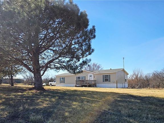 2nd image of 914 NE 121st Rd