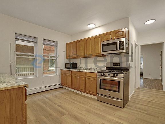 3rd image of 204-206 Magnolia St #1R