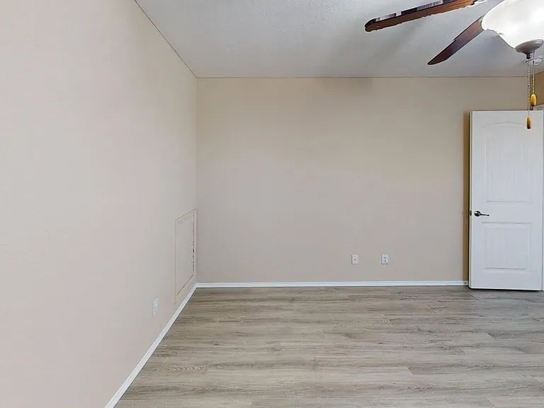 400 Plum Ct — Photo 12