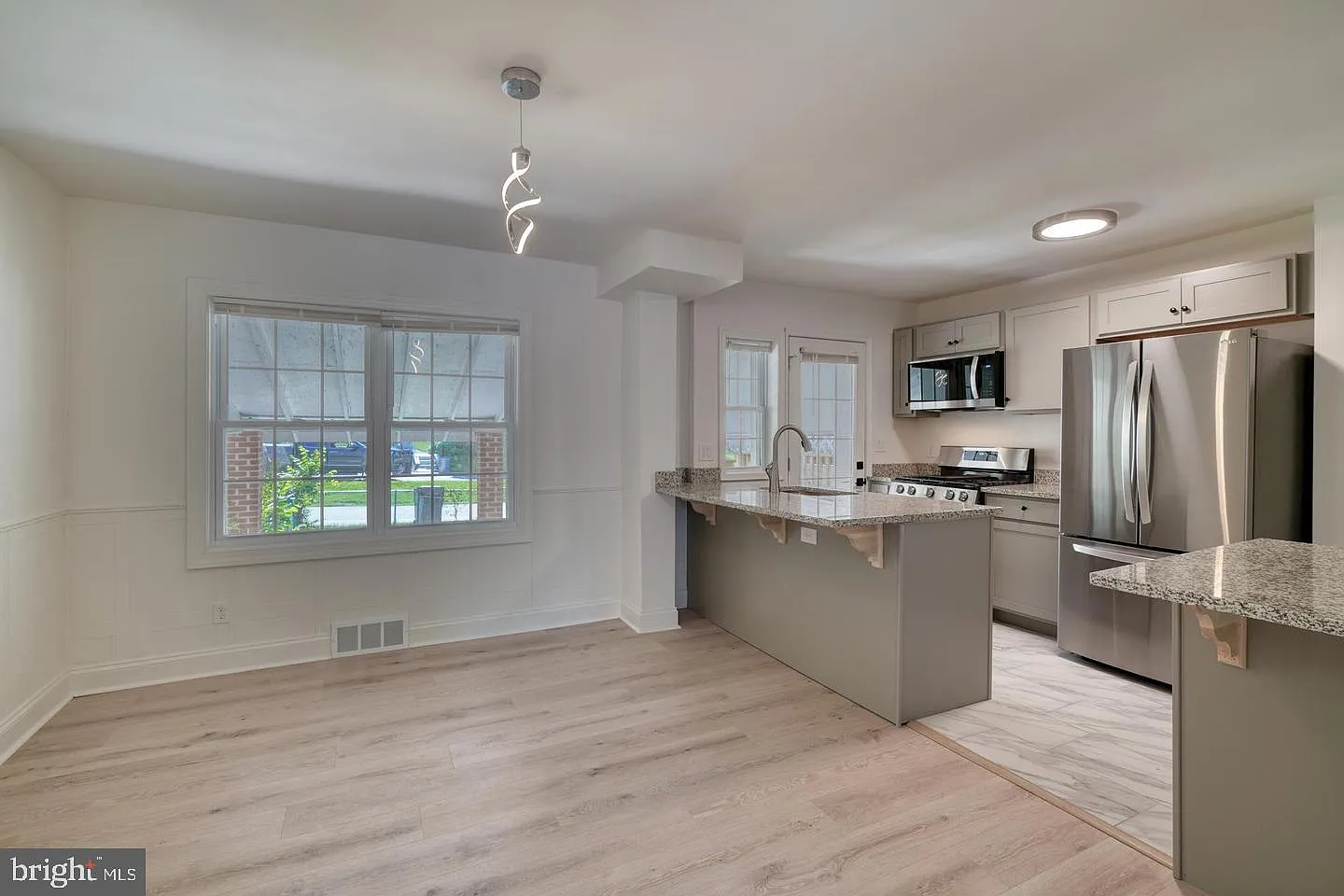 3 bed, 2.0 bath, 1905 sqft, $2,500 — Photo 1