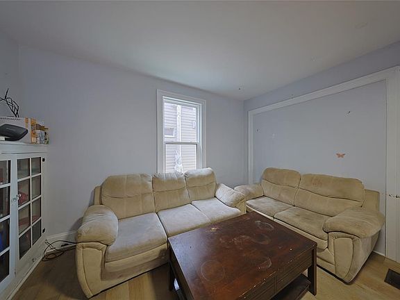 3rd image of 196 Brock St N