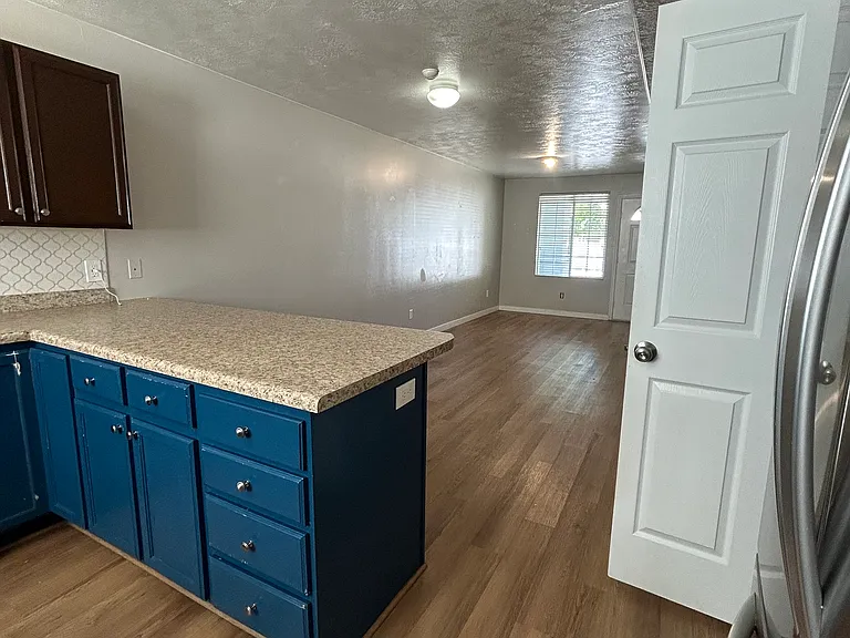 475 N Redwood Rd — Photo 4