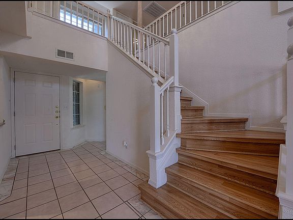 4th image of 14 Williamsburg Dr