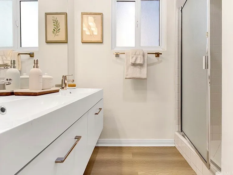 1262 S Barrington Ave #102 — Photo 5