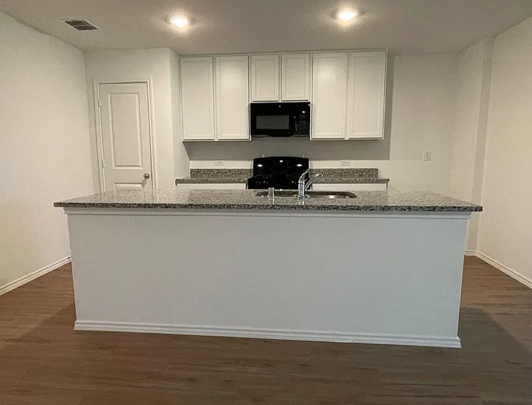 1136 Ashwood Dr — Photo 3