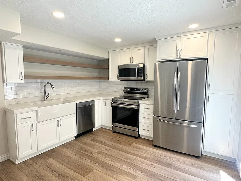 10218 N Bayhill Dr — Photo 1
