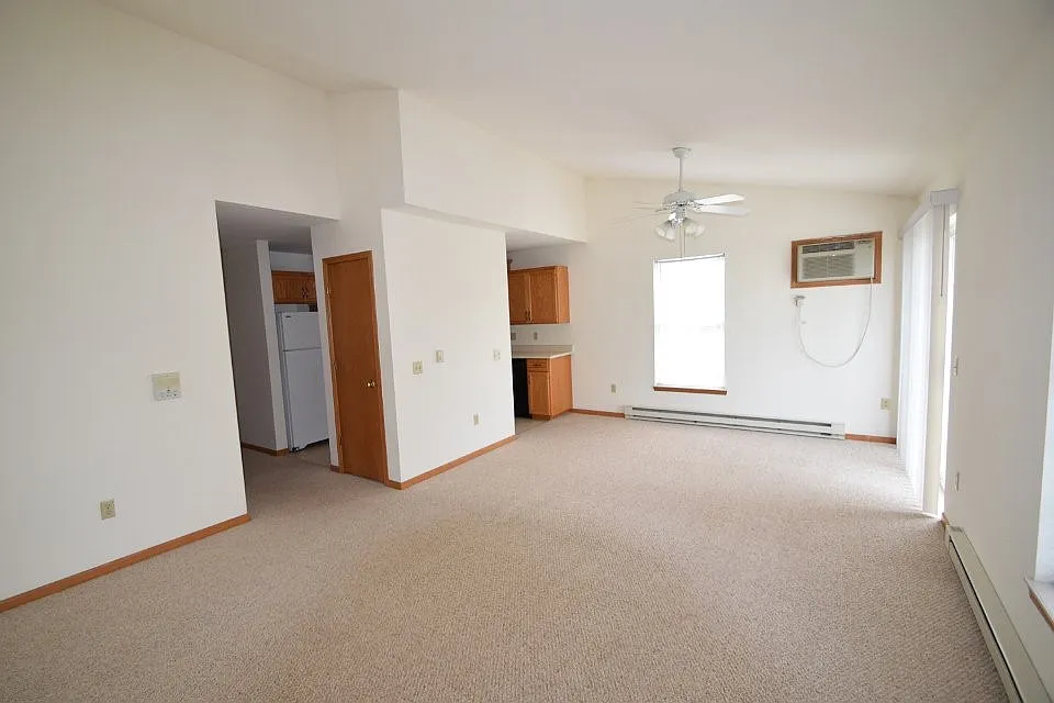 2 bed, 1.0 bath, 915 sqft, $1,395 — Photo 3