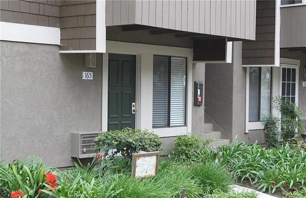 1 bed, 633 sqft, $2,400 — Photo 1