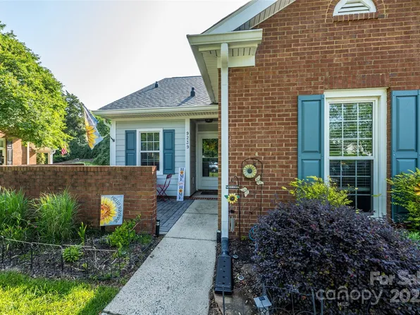 9239 N Vicksburg Park Ct, Charlotte, NC 28210