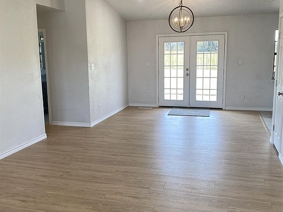 3rd image of 3910 NW Cheyenne Ave