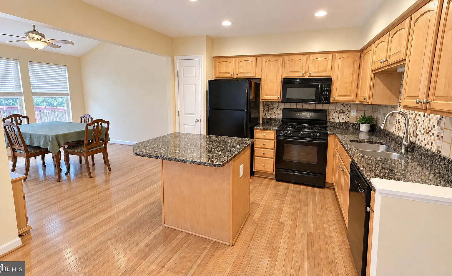 3 bed, 2.5 bath, 2128 sqft, $2,600 — Photo 4