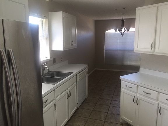 5th image of 913 N Meadow Cir
