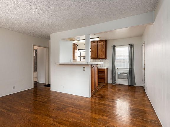 3rd image of 4922 Cahuenga Blvd #1/2