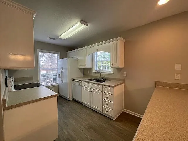 102 Bennington Ln — Photo 6