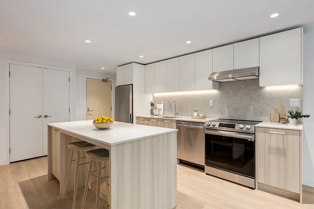 Lonsdale Square Apartments — Photo 1