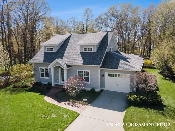 2332 Lakeshore Dr, Fennville, MI 49408
