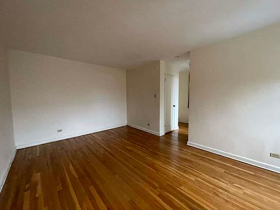 3rd image of 140-18 Burden Cres APT 610