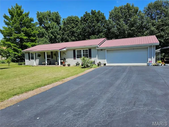 908 S 8th St, Coulterville, IL 62237