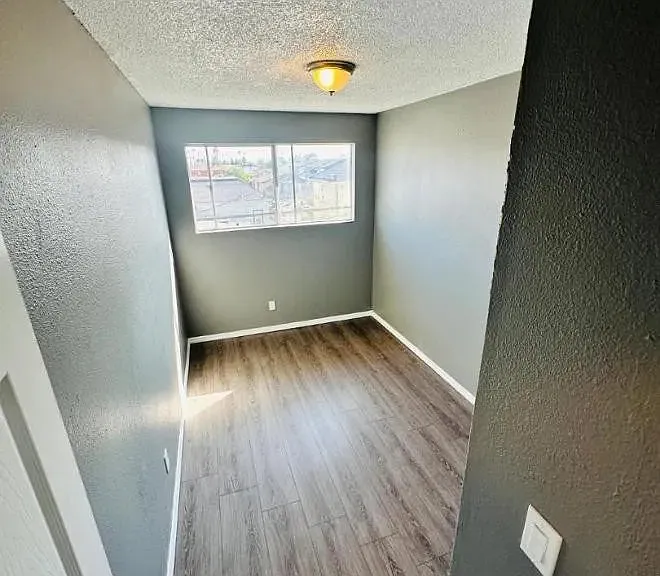 616 W 75th St #6 — Photo 3