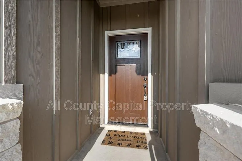 4 bed, 2.0 bath, 1848 sqft, $2,300 — Photo 2