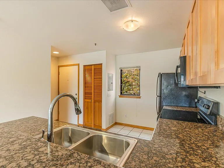 730 NW Naito Pkwy #E22 — Photo 6