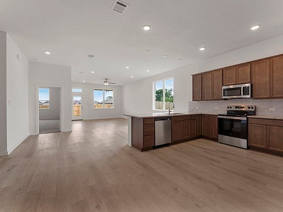 3rd image of 7813 Leadtree Dr