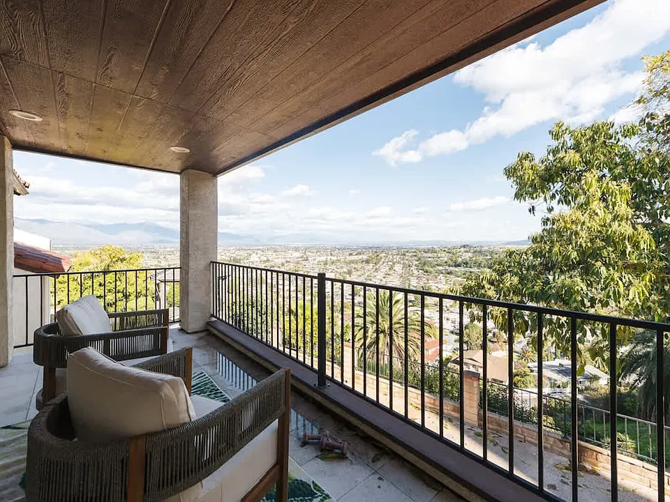 Crest Vista Dr