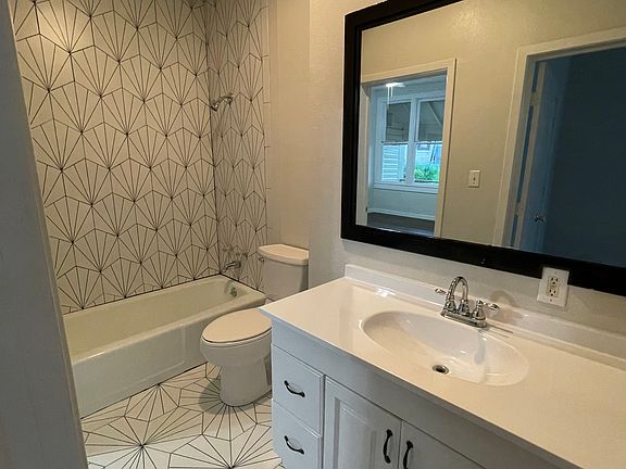 5th image of 620 S Fredonia St #1A