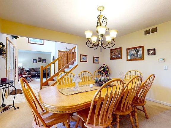 5th image of 384 Eastview Dr