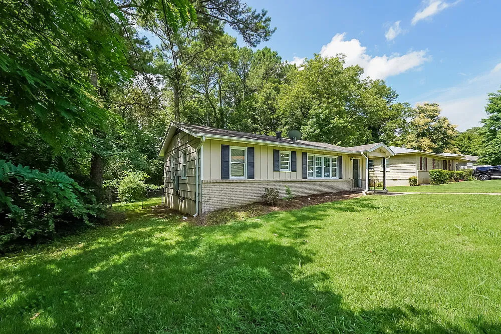 3 bed, 1.0 bath, 1008 sqft, $1,220 — Photo 2